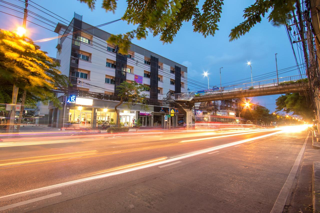 Jr Mansion On Nut Soi 25 Aparthotel Bangkok Bagian luar foto